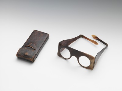 Moses Mendelssohn’s protective work glasses testify to the philosopher’s day job as a clerk in the textile mill. Glasses with case, after 1751 © on loan to the Jewish Museum Berlin from the Leo Baeck Institute in New York. Photo: Jens Ziehe.