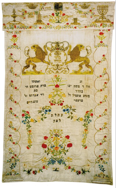 Aus Fromets seidenem Hochzeitskleid ließen die Eheleute Mendelssohn 1775 einen Tora-Vorhang anfertigen. Tora-Vorhang, 1774 – 1775, © Jüdisches Museum Berlin / Foto: Hans-Joachim Bartsch